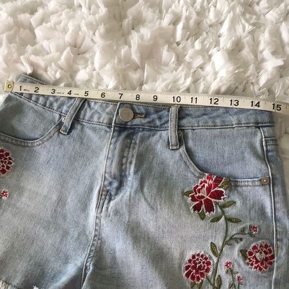 Ashley Mason Embroidered Cutoffs. Size 7 - Picture 5 of 9